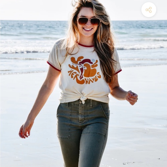 Her waves tshirt - Picture 4 of 6